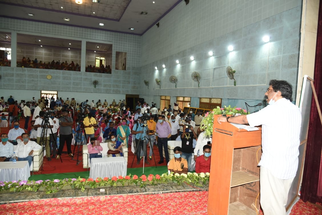 <p>Addressing a gathering of people inside the hall in Dumka, sub-capital of Jharkhand is Chief Minister Hemant Soren. </p>
