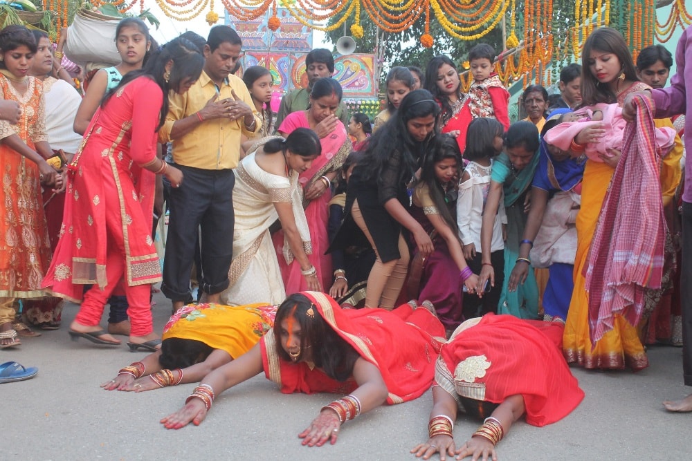 <p>Women performing puja on the occasion of Chhath puja in Ranchi on Thursday.</p>
