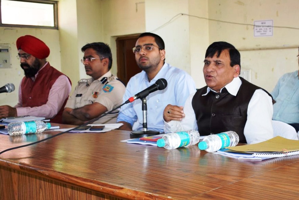 <p>State Minority Commission Chairman Md. Kamaal Khan along with Ranchi DC Rai Mahimapat Ray, SSP Kuldeep Dwivedi and members during a press conference at Collectorate in Ranchi on…