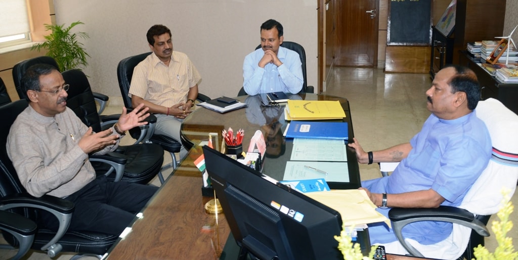 <p>मुख्यमंत्री श्री रघुवर दास से आज झारखंड मंत्रालय में केंद्रीय शिक्षा सचिव श्री अनिल स्वरूप ने मुलाकात की |</p>
