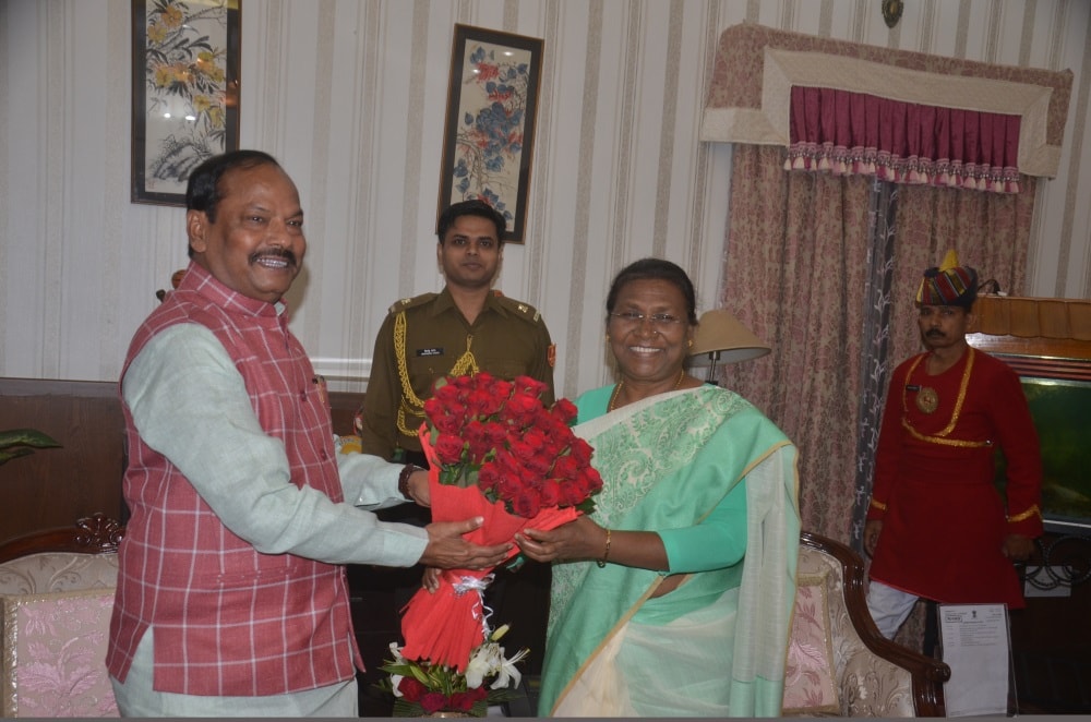 <p>Jharkhand Chief Minister Raghubar Das presenting a bouquet to Governor Draupadi Murmu during a meeting at Raj Bhawan in Ranchi on Tuesday.</p>
