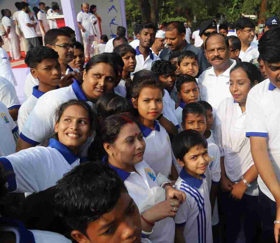 <p>Children and parents meet CM Raghubar Das at Rajbhawan, Ranchi for participating in International Yoga Day in Ranchi on June 21. Children and their mothers took selfie.</p>
