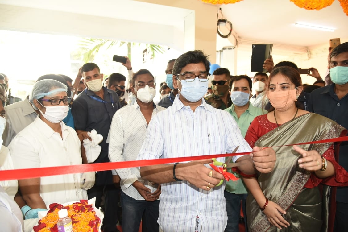 <p>Chief Minister Hemant Soren inaugurating Operation Theater and Ultrasound Machine at Dumka Medical College Hospital.</p>

