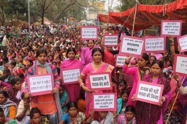 <p>"Ban liquor consumption" Raising this slogan and displaying banners demanding ban of liquor consumtion in Jharkhand,scores of women under the banner of 'Gulabi Gang'…