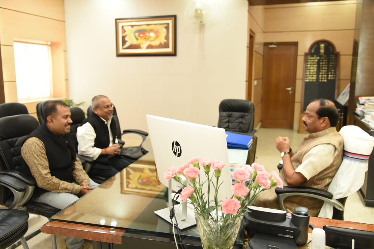 <p>मुख्यमंत्री रघुवर दास से चंद्र मौली सिंह, महालेखाकार झारखंड एवं विनय गांगुली ने शिष्टाचार मुलाकात की।</p>
