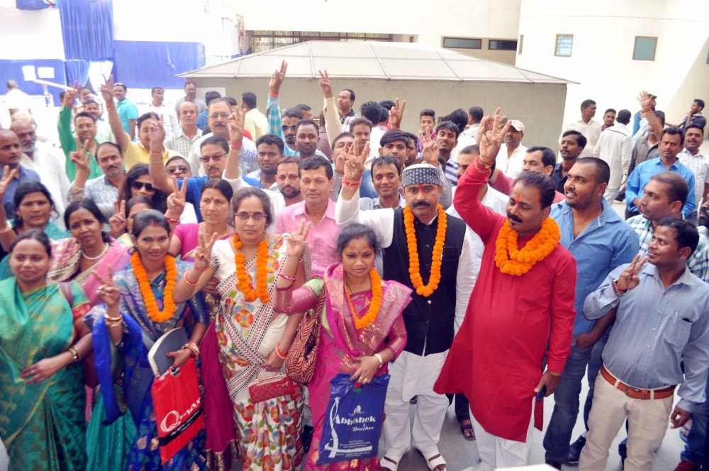 <p>Candidates showing victory after field their nomination for municipal poll-2018 at Collectorate in Ranchi on Monday.</p>
