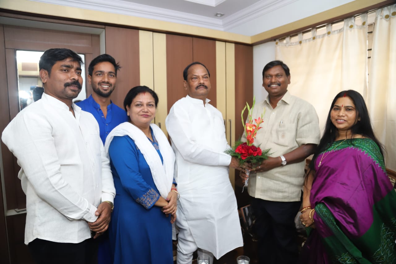 <p>Chief Minister Raghubar Das met the former Chief Minister of Jharkhand and senior politician Mr. Arjun Munda and greeted him on the occasion of Deepawali.</p>
