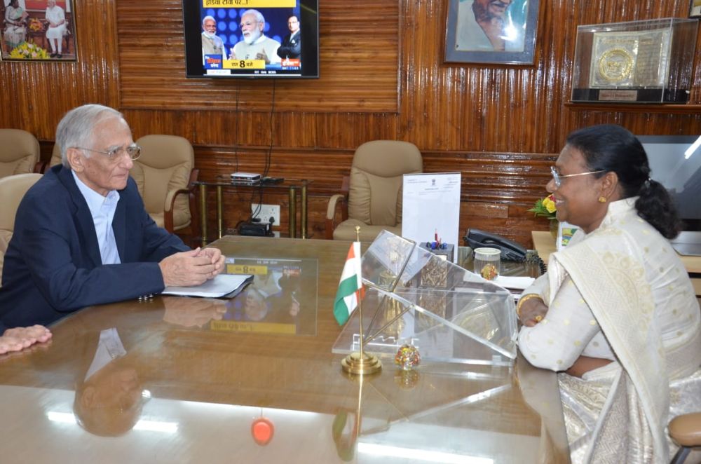 <p>Dr. H.C. Pandey, former Vice Chancellor of BIT Mesra, met Hon'ble Chief Governor Draupadi Murmu today. It was a courtesy visit.</p>
