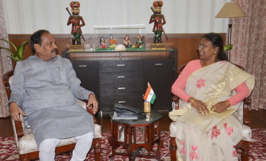 <p>Jharkhand Chief Minister Raghubar Das in conversation with Governor Draupadi Murmu at Raj Bhawan today.</p>
