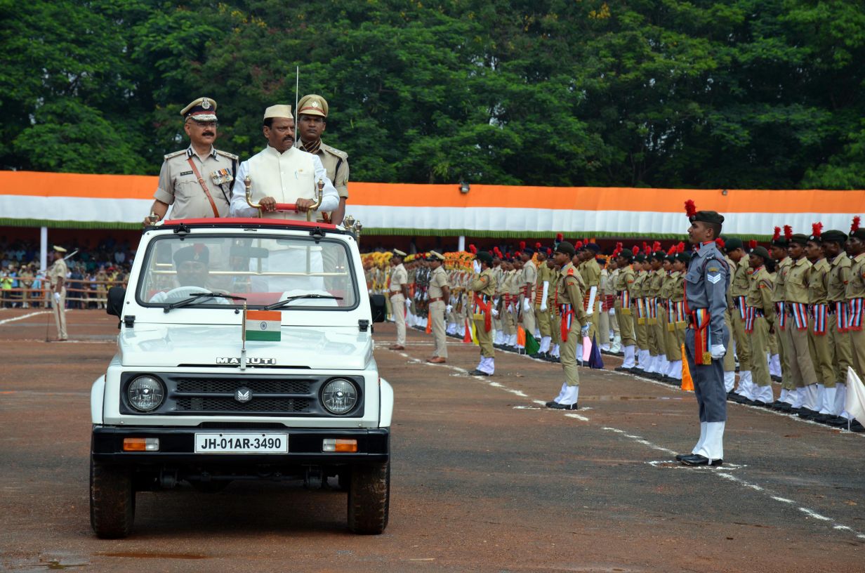<p>Chief Minister Raghubar Das with DGP DK Pandey taking salute on the 70th Independence Day at Morahabadi Maidan in Ranchi.</p>
