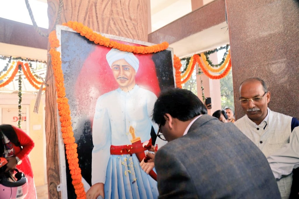 <p>मुख्यमंत्री हेमंत सोरेन ने शहीद पांडेय गणपत राय के जिला स्कूल परिसर स्थित शहीद स्थल पर उनकी 211वीं जयंती के अवसर पर माल्यार्पण कर नमन किया on dated 17/01/2020</p>
