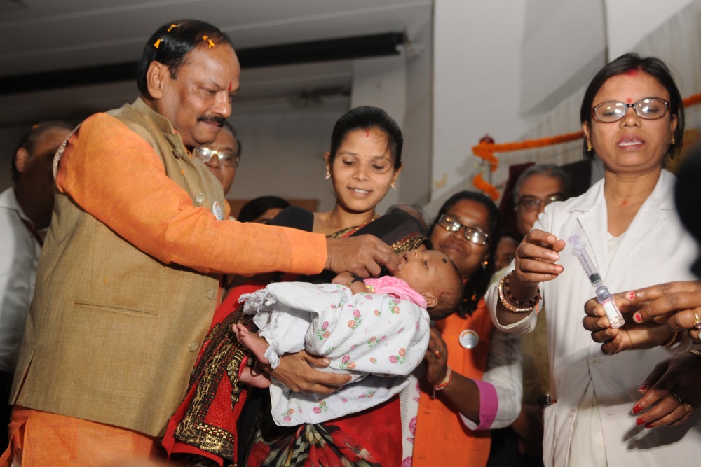 <p> Jharkhand Chief Minister Raghubar Das was seen giving  drops of 'Rota virus vaccine' to a child during inaugural ceremony of Rota virus vaccine on the occasion…