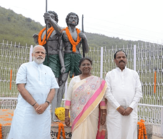 <p>After he walks down from the plane at Sahebgunj,Prime Minister Narendra Modi,Chief Minister Raghubar Das and Governor Draupadi Murmu pose for a photograph.</p>
