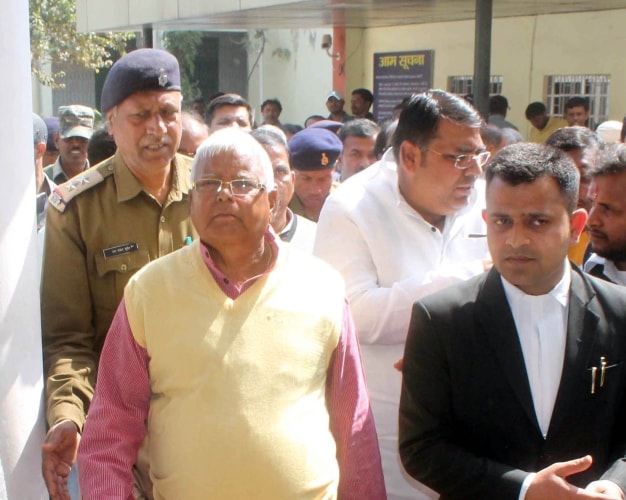 <p>Former Chief Minister of Bihar Lalu Prasad Yadav under police custody arrives at the special CBI court in Ranchi from Birsa Munda jail on Tuesday.</p>
