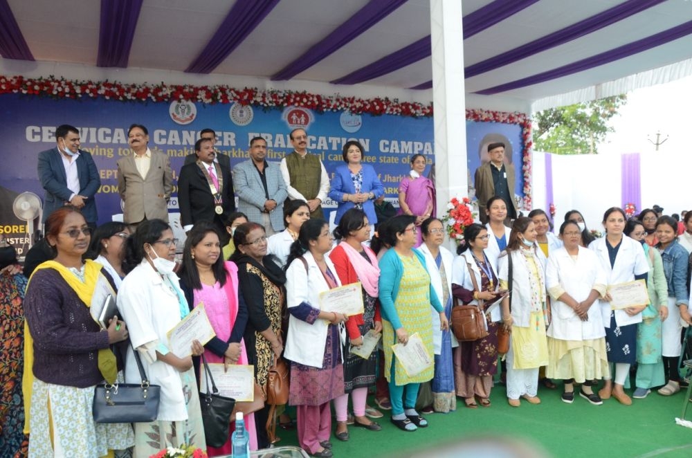 <p>सर्वाइकल कैंसर उन्मूलन शिविर में आये हुए सभी प्रशिक्षु स्त्री रोग विशषज्ञों के साथ स्वास्थ्य मंत्री श्री बन्ना गुप्ता और साथ में डॉ भारती कश्यप।</p>
