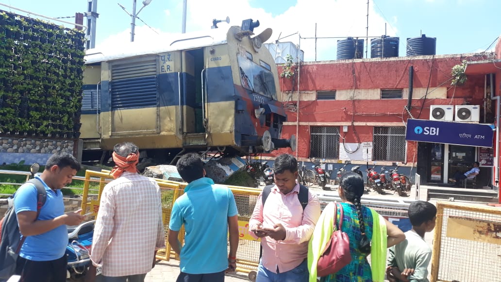 <p>Passenger train jumps track in Jasidih: Breaking the barrier, Jasidih-Baidynathdham Local train crossed platform number 4 at Jasidih station, near Deoghar this morning at 9.50 am.…