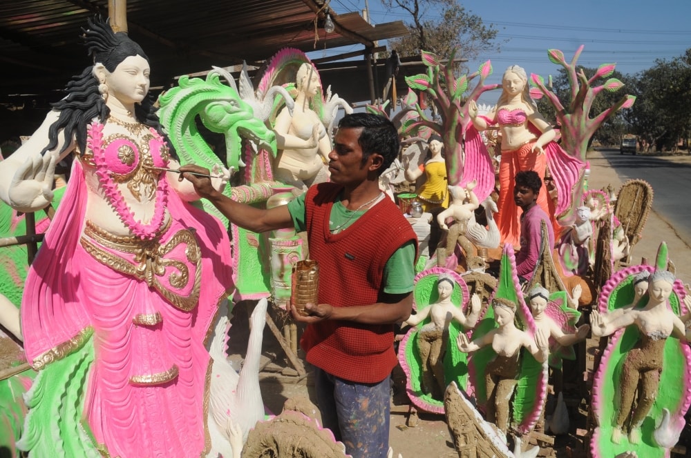 <p>An artist making an idol Goddess Saraswati for the upcoming Saraswati Puja at Anigara on the outskirts of Ranchi, Jharkhand on Friday.</p>
