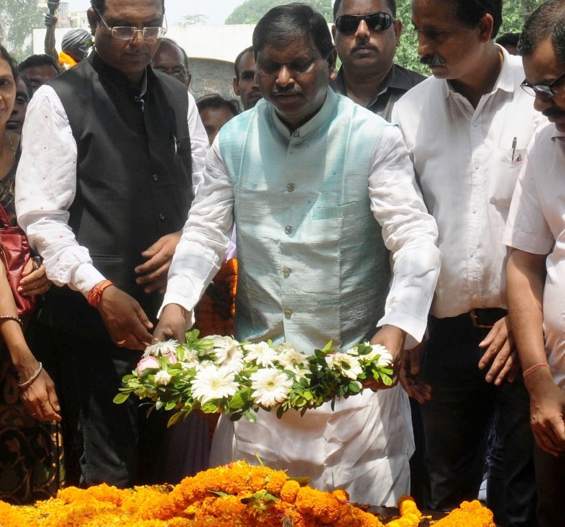 <p>Former Jharkhand Chief Minister Arjun Munda paying floral tribute on the occasion of death anniversary of Jharkhand's first freedom fighter Bhagwan Birsa Munda, at Birsa memorial…