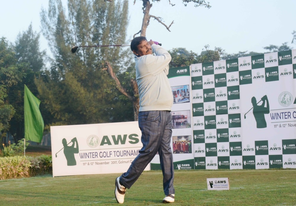 <p>Former CM Arjun Munda tees-off at Winter Golf Tournament being organised at Golmuri Club in Jamshedpur.</p>
