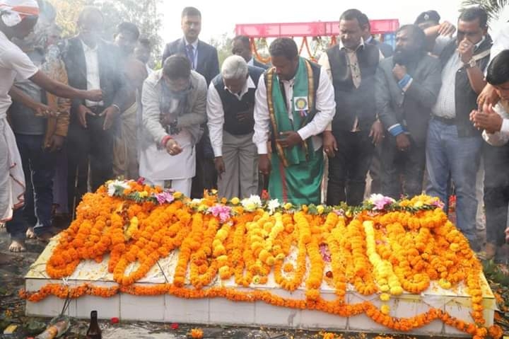<p>Jharkhand Chief Minister Hemant Soren paid tributes to martyrs at Kharsawan Shahid Maidan in Kharsawan. He was accompanied by partymen belonging to the JMM. Both the JMM and…