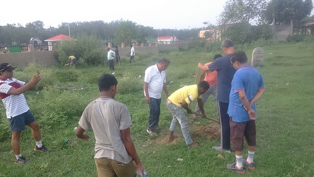 <p>Morning walkers led by Santosh Kumar Satapathy,Principal Secretary to Governor,Jharkhand planted a dozen saplings of Peepal behind Oxygen Park in Ranchi</p>
