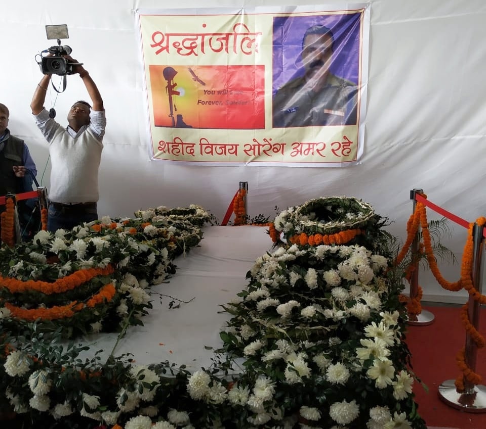 <p>Lay wreath and pay homage to Martyr Havildar Vijay Soren of 82 Battalion CRPF, whose mortal remains arrived at Ranchi from Srinagar by Special IAF flight.</p>
