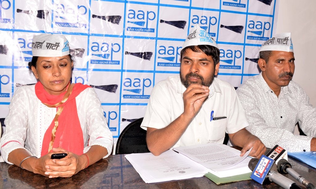 <p>AAP party State Committee member Rajan Kumar Singh along with party worker during a press conference at a city-based hotel in Ranchi on Wednesday.</p>

