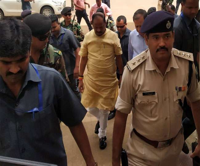 <p>CM Raghubar Das visited RIMS hospital in Ranchi to look after viral fever affected party(BJP) Organisation Secretary Dharmpal Singh who was undergoing treatment inside its paying…