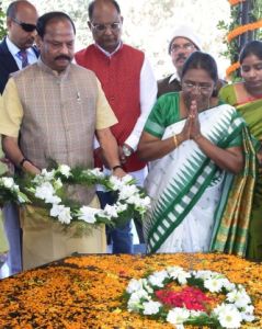 <p>Jharkhand Chief Minister Raghubar Das paying floral tribute to tribal leader freedom fighter Birsa Munda on the occasion of his birth anniversary and Jharkhand's 18th Foundation…