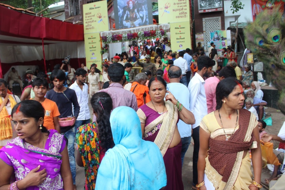 <p>With Shravani Mela beginning today,devotees lined up and climbed up Pahari Mandir in Ranchi and offered prayers before Bhagwan Shiva.</p>
