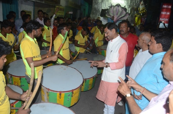 <p>Jharkhand Khadi Gram Udyog Sangh chairman Sanjay Seth encouraging the Ram Navami processionists in Ranchi.</p>
