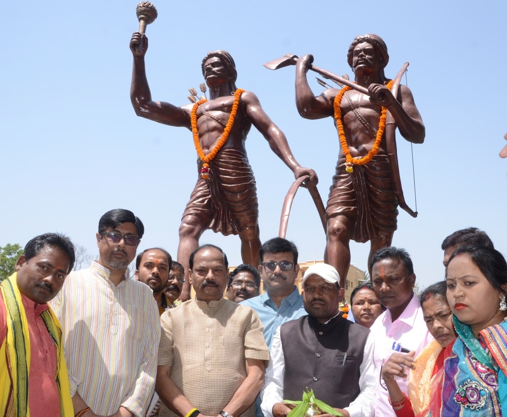 <p>मुख्यमंत्री श्री रघुवर दास ने आज अमर शहीद नीलांबर पीतांबर के शहादत दिवस के अवसर पर मोरहाबादी स्थित उनकी प्रतिमा पर श्रद्धासुमन अर्पित किया</p>
