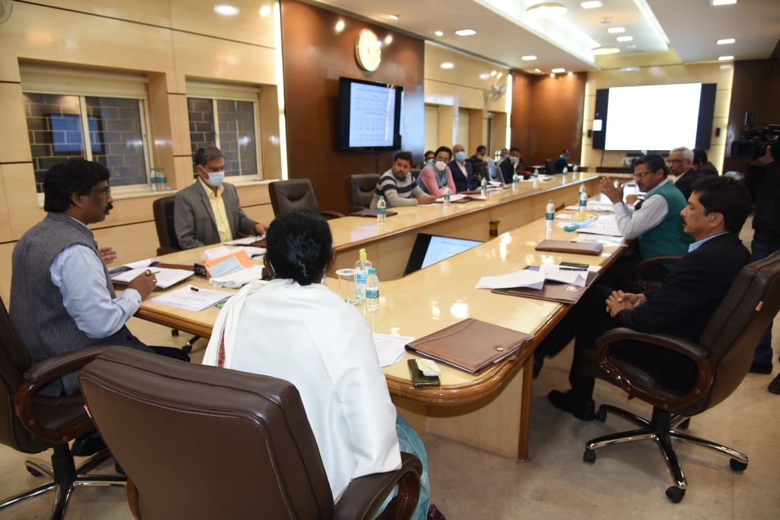 <p>झारखंड मंत्रालय में महिला, बाल विकास एवं सामाजिक सुरक्षा विभाग की समीक्षा बैठक करते हुए मुख्यमंत्री श्री हेमन्त सोरेन ।</p>
