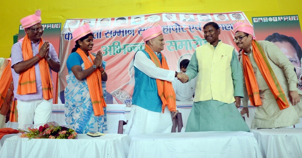 <p>Former Chief Minister Arjun Munda shakes hand with Urban Development Minister CP Singh during a felicitation ceremony of newly elected Mayor, Deputy Mayor and councillors at…