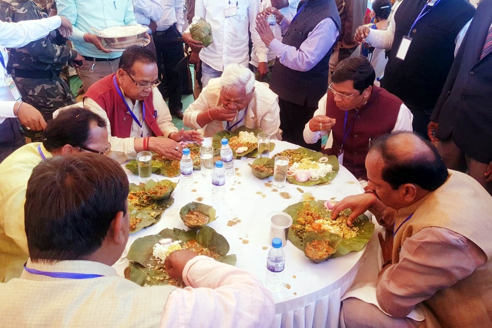 <p>Chief Minister Raghubar Das along with State BJP President Laxman Giluwa, MoS Tribal Affairs Sudarshan Bhagat, Ranchi MP Ramtahal Choudhary and party senior leaders having meal…