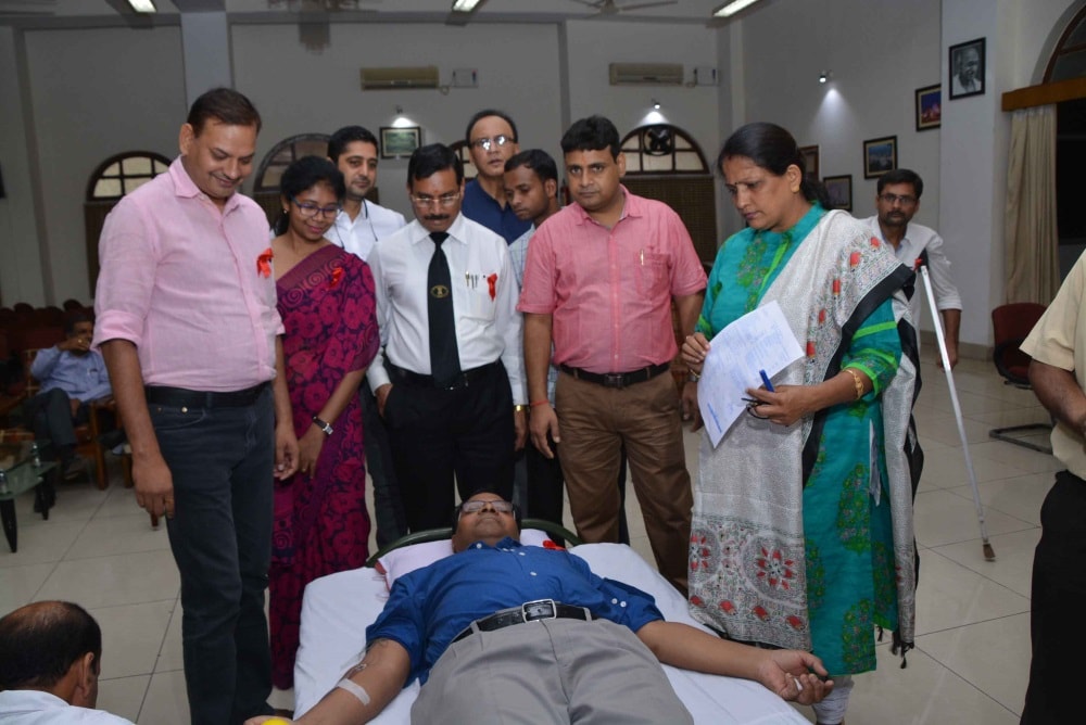 <p>Jharkhand High court officials during a blood donation camp at White Hall in Ranchi on Saturday.</p>
