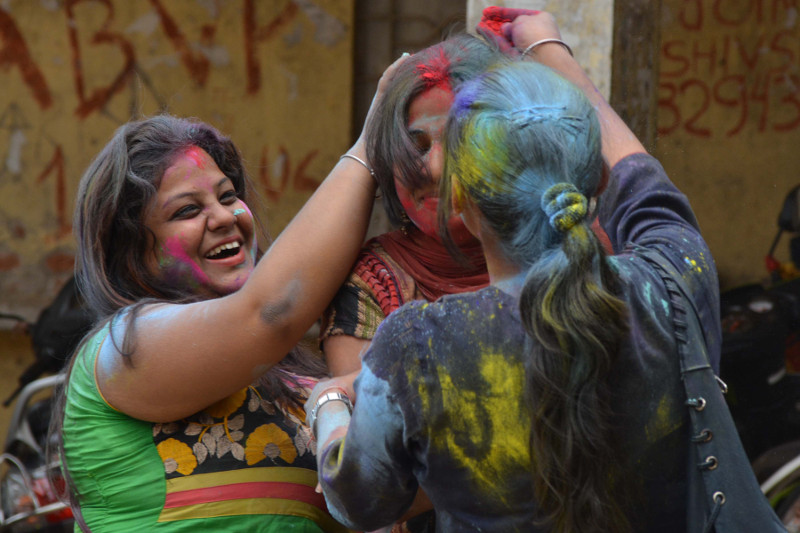 <p>Scores of students of the Ranchi Women’s college played Holi by exchanging colour powder ahead of Holi festival in Ranchi on Friday.</p>
