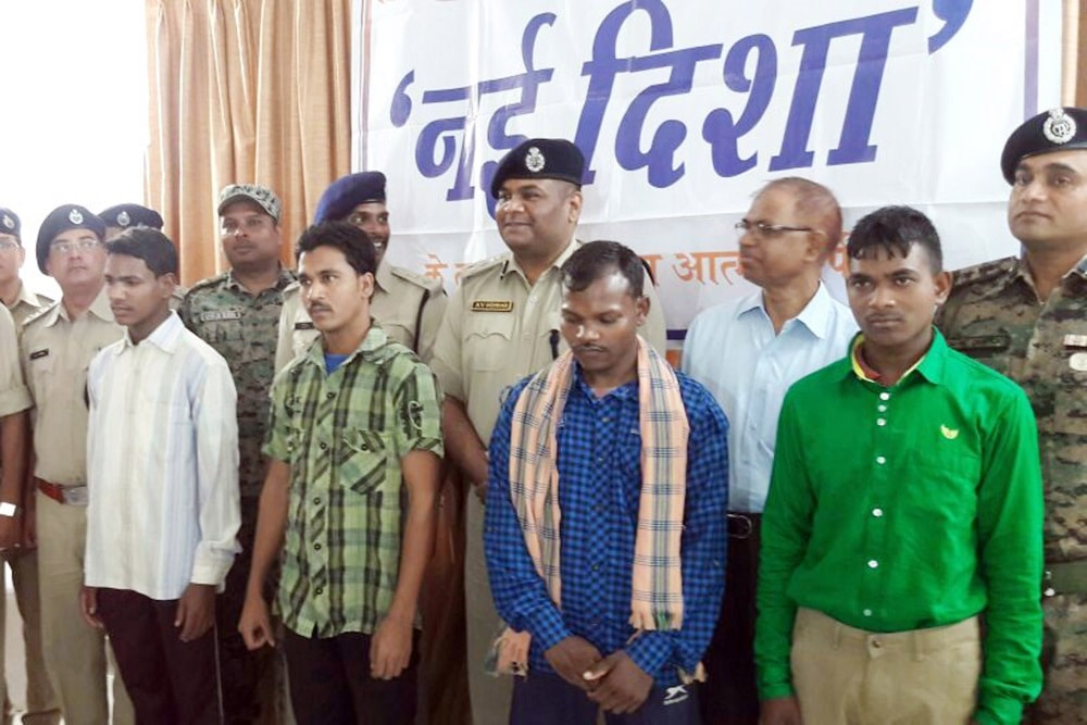 <p>Four CPI (Maoists) members surrendered before Lohardaga Superintendent of Police and senior police officials during Operation Nai Disha at Lohardaga district of Jharkhand.</p> 