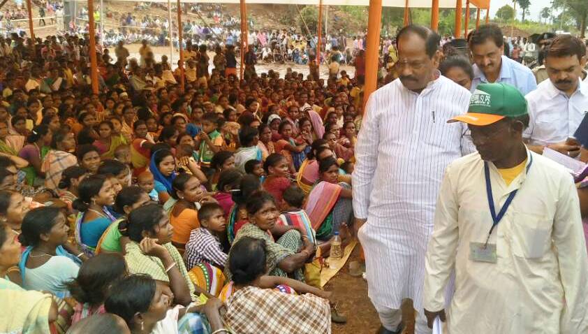 <p>Days after getting defeated by the Opposition JMM in Littipara Assembly By Poll recently,BJP leader and Chief Minister Raghubar Das walked around in front of the Block Development…
