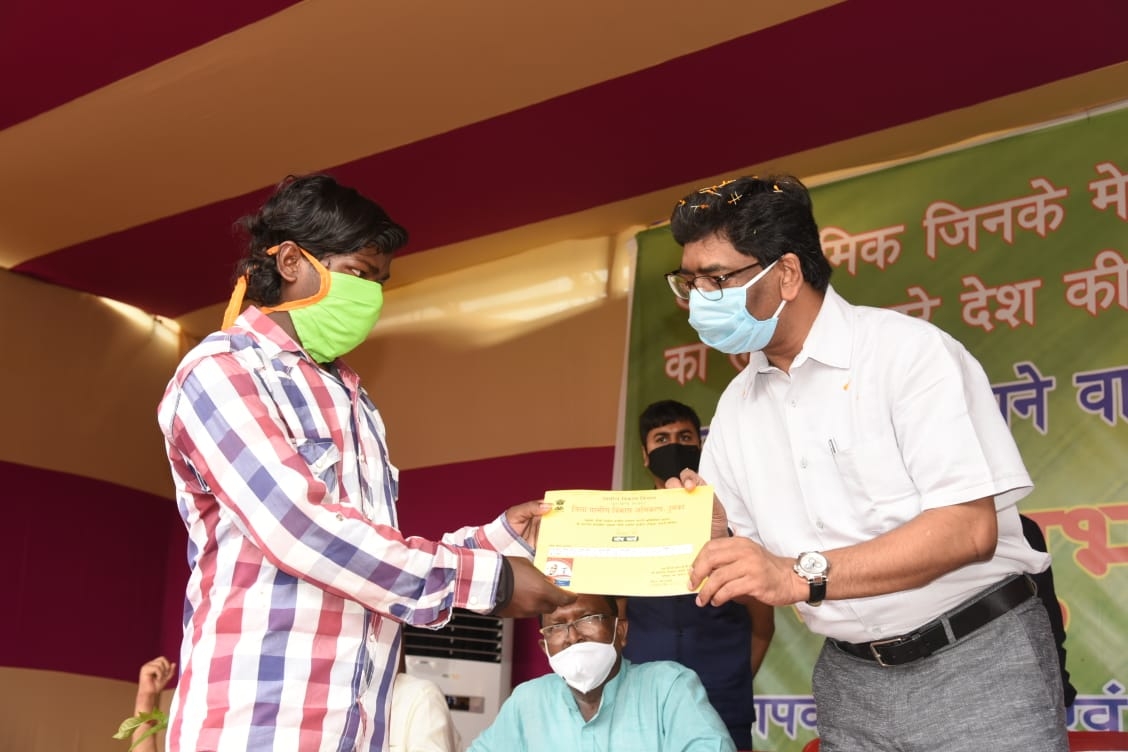 <p>Seen in the picture are Chief Minister Hemant Soren who handed over job cards, labor card and a kit to a worker at the railway station platform in Dumka<br /> today. The worker is…