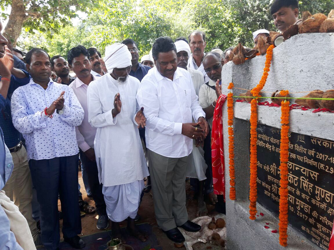 <p>Today, the Rural Development Minister, Nilkant Singh Munda, laid the  foundation stone for the construction of a road from Belsiring more to the river Karo at Belsiring village…