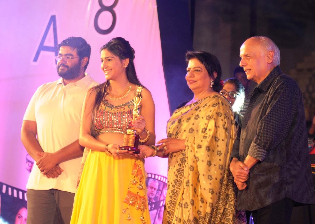 <p>Actress Sapna Choudhary received film festival Award from Mahesh Bhatt during the concluding day ceremony of Jharkhand International Film Festival Award 2018 in Ranchi on Sunday.</p>…