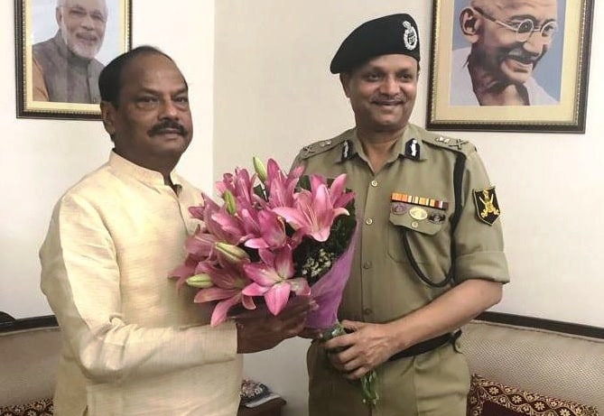 <p>Kamal Nayan Choubey the new DGP of Jharkhand met the Chief Minister, Raghubar Das, in New Delhi on Friday. It was a courtesy call. </p>
