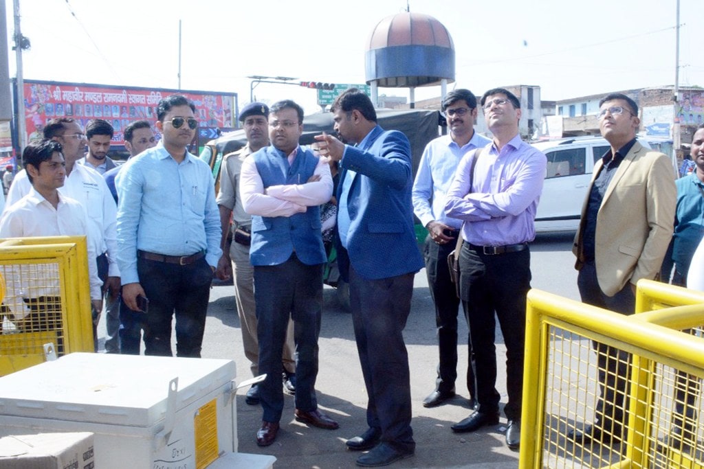 <p>Municipal Commissioner Shaantanu Agrahari along with State Urban Development Agency (SUDA) Director  Rajesh Sharma and other officers inspecting traffic management system under…