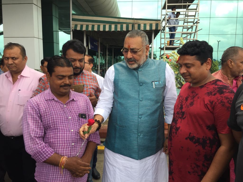 <p>केंद्रीय मंत्री गिरीराज सिंह का राँची एयरपोर्ट मे बीजेपी युवा मोर्चा के द्वारा स्वागत किया गया।</p>
