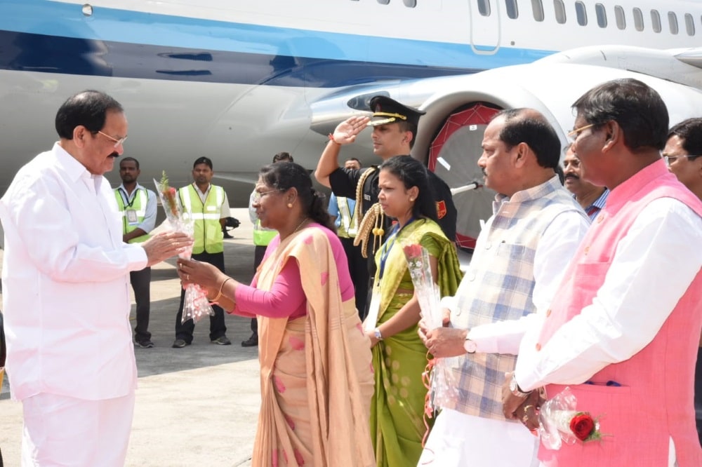 <p>The Governor of Jharkhand Honorable Draupadi Murmu greeting the Vice President of India at Birsa Munda airport on his visit to Jharkhand on Thursday.</p>
