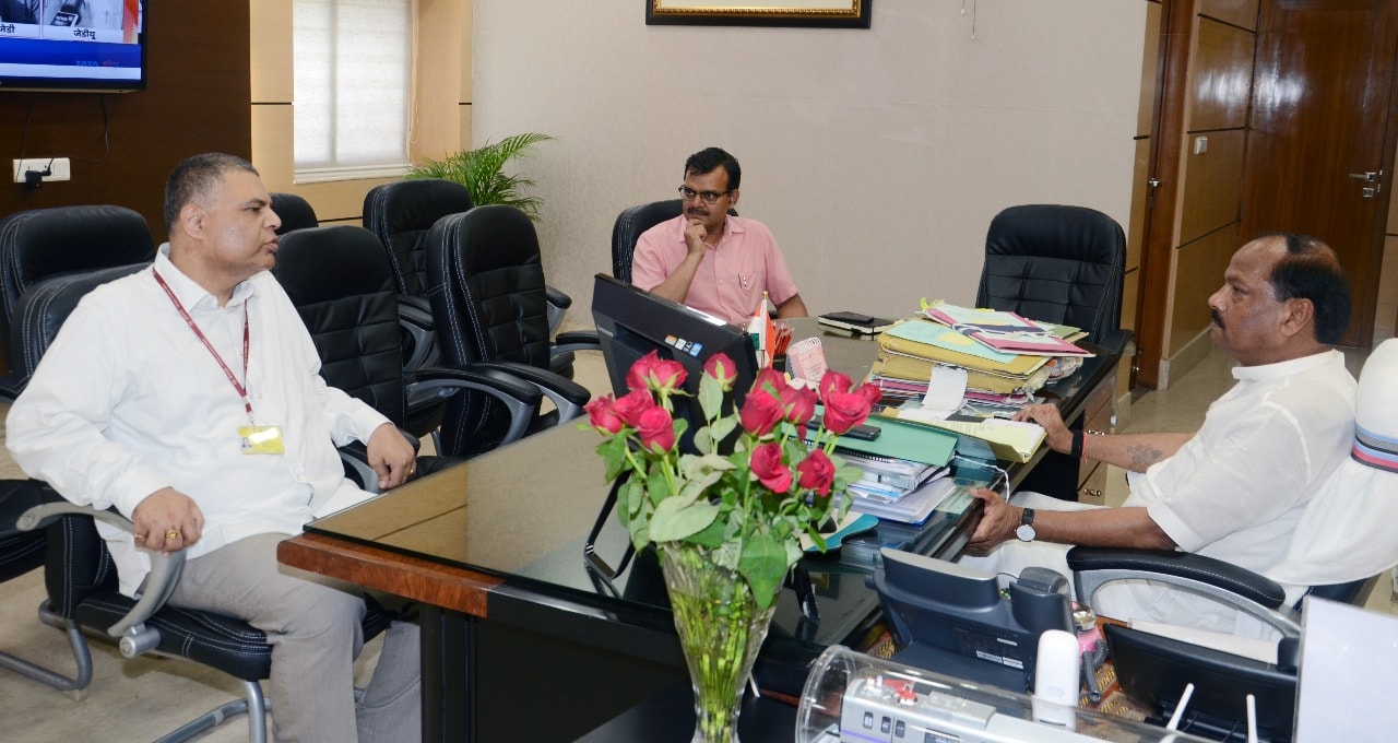 <p>मुख्यमंत्री रघुवर दास से झारखंड मंत्रालय में भारतीय विदेश सेवा के पदाधिकारी ओम प्रकाश ने भेटवार्ता की आज दिनांक  16/07/2018 को |</p>
