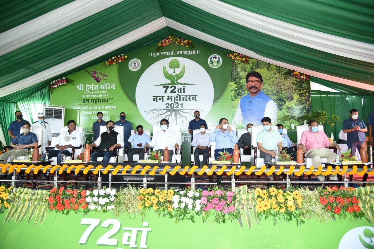 <p>मुख्यमंत्री हेमन्त सोरेन 72वां वन महोत्सव में शामिल हुए। पौधारोपण कर प्रकृति के संरक्षण का दिया संदेश |</p>
