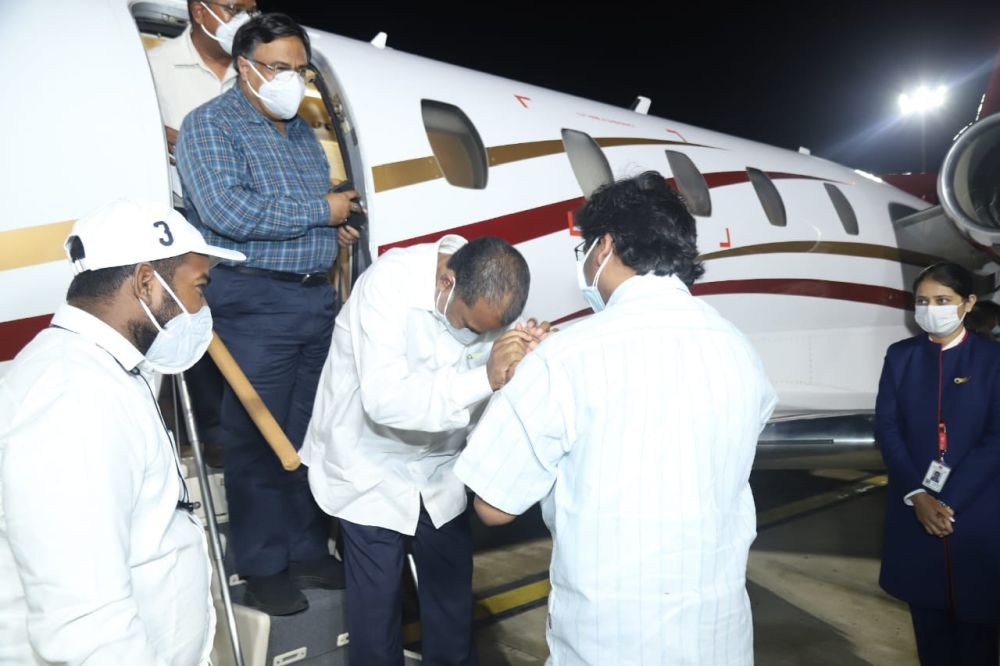 <p>मुख्यमंत्री हेमन्त सोरेन ने बिरसा मुंडा एयरपोर्ट पहुंचकर चेन्नई से इलाज करा लौटे शिक्षा मंत्री जगरनाथ महतो का स्वागत किया और उनकी कुशलता जानी।</p>

