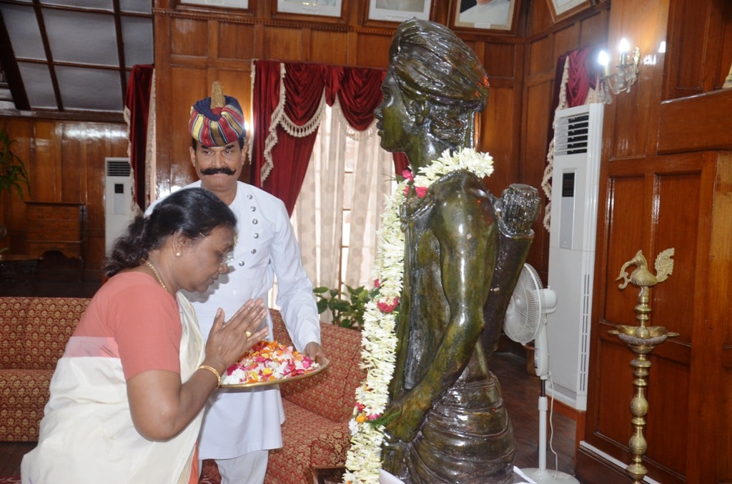 <p>माननीया राज्यपाल श्रीमती द्रौपदी मुर्मू ने आज भगवान बिरसा मुंडा की पुण्यतिथि पर दरबार हॉल स्थित उनकी प्रतिमा पर श्रद्धा-सुमन अर्पित किये on dated 09/06/2018</p>
